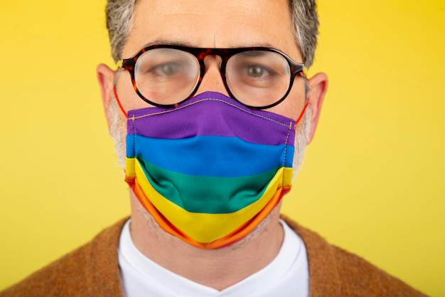 Mann mit Brille durch Maske mit Homosexuell Stolz Flagge beschlagen