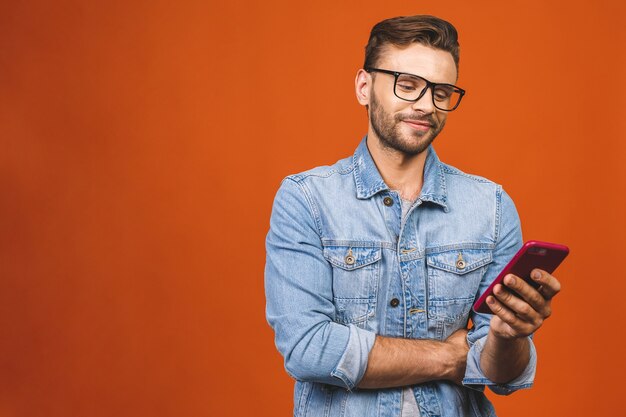 Mann mit Brille und Smartphone