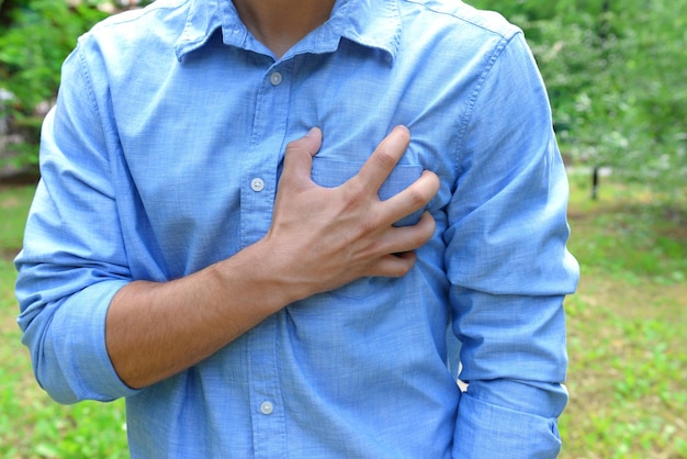 Mann mit Brustschmerzen Herzinfarkt im Freien