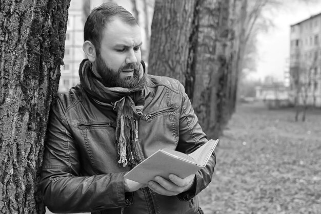 Mann mit Buch im Winter im Freien