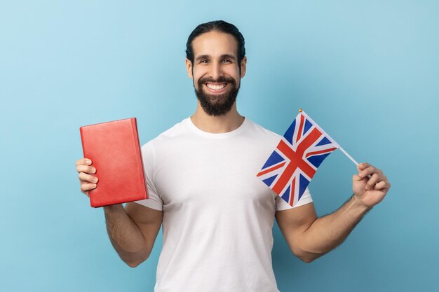 Foto mann mit buch und flagge großbritanniens bildung englisch lernen