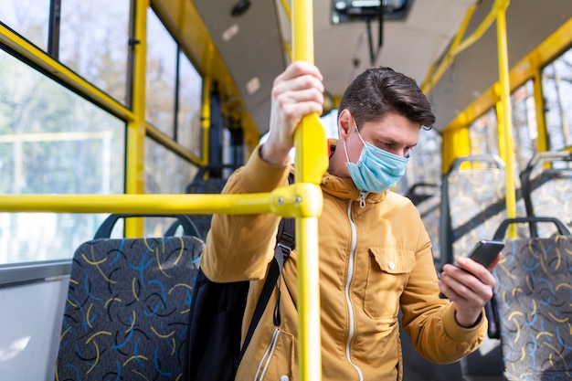 Foto mann mit chirurgischer maske im öffentlichen verkehr