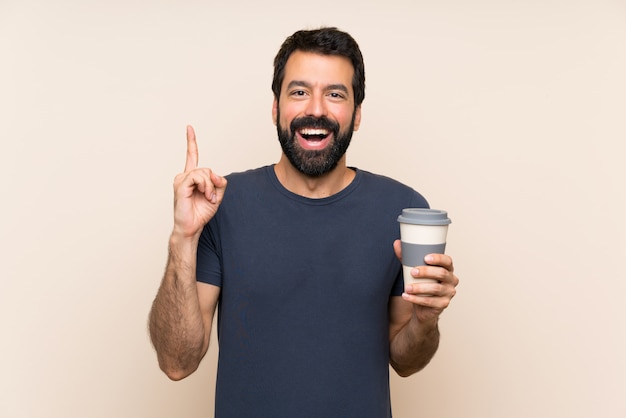 Mann mit dem Bart, der einen Kaffee oben zeigt eine großartige Idee hält