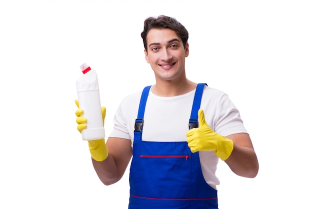 Mann mit den Reinigungsmitteln getrennt auf Weiß
