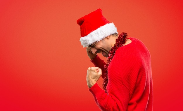 Mann mit der roten Kleidung, welche die Weihnachtsfeiertage feiern einen Sieg feiert
