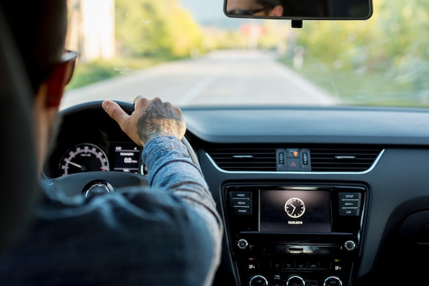 Mann mit der Sonnenbrille, die Automobil fährt