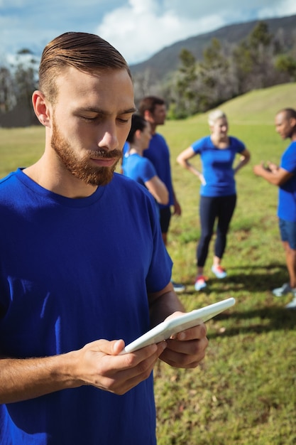 Mann mit digitaler Tablette im Bootcamp