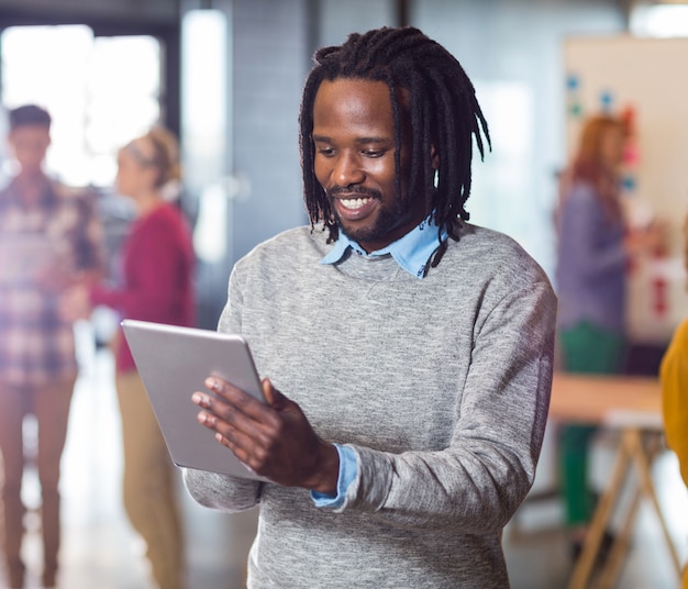 Mann mit digitaler Tablette im Büro