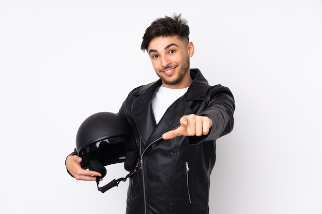 Mann mit einem Motorradhelm