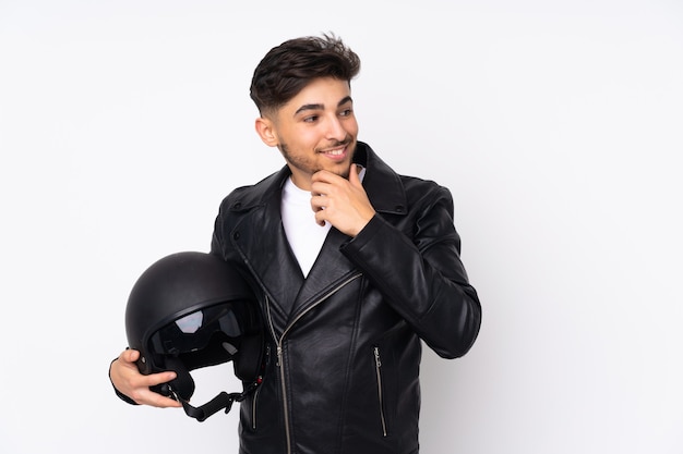 Mann mit einem Motorradhelm