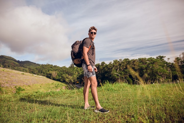 Foto mann mit einem rucksack oben auf dem weg