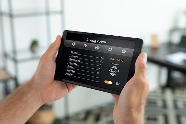 Mann mit einem Smart-Home-Tablet