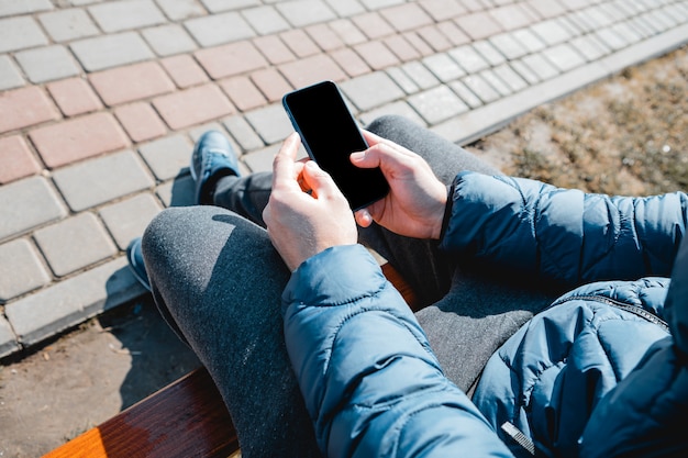 Mann mit einem Smartphone in der Stadt