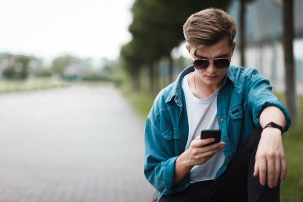 Mann mit einem Smartphone