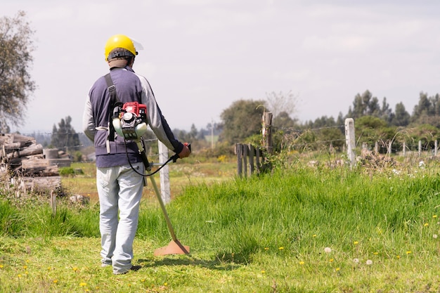 Mann mit einem Strimmer