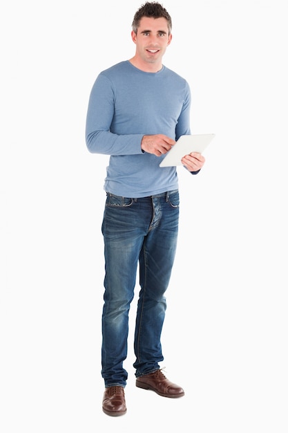 Mann mit einem Tablet-Computer