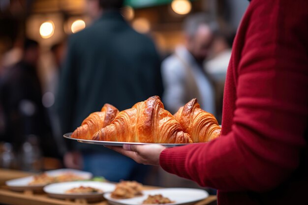 Mann mit einem Tablett mit Croissants