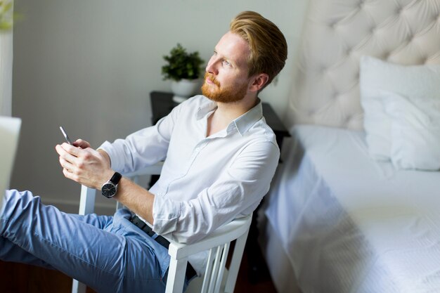 Mann mit einem Telefon