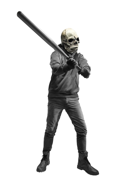 Mann mit einem Totenkopfkostüm für Halloween mit Baseballschläger