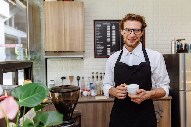 Mann mit einer Tasse Kaffee in einem Café