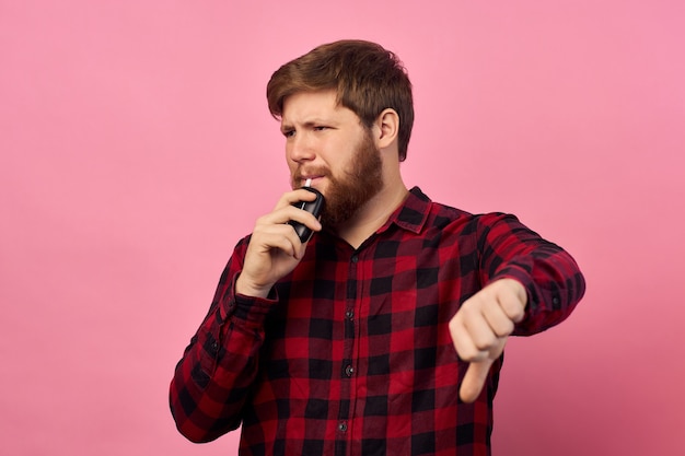 Mann mit Emotionen im Gesicht und Bart