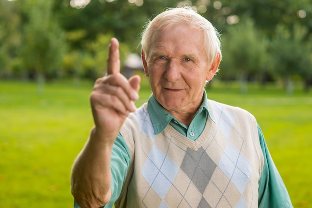 Mann mit erhobenem Finger.