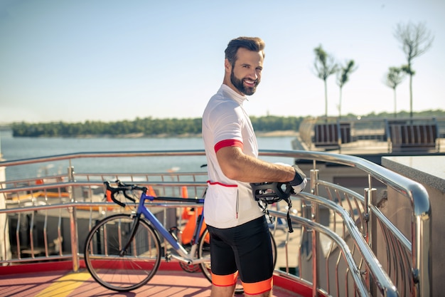 Mann mit Fahrradhelm in Händen