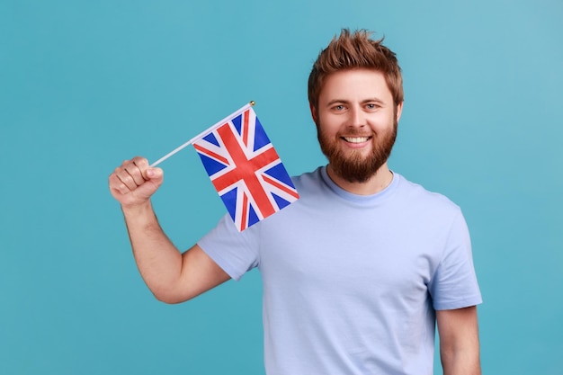 Mann mit Flagge einer konstituierenden Einheit des Vereinigten Königreichs, der den britischen Unabhängigkeitstag feiert