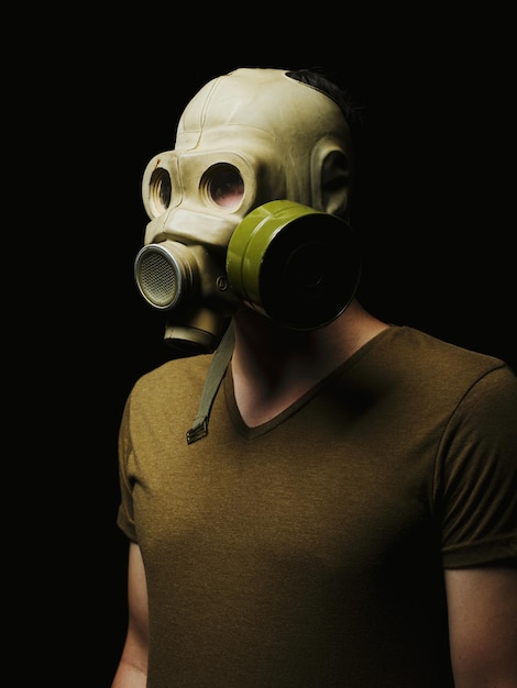 Mann mit Gasmaske auf schwarzem Hintergrund