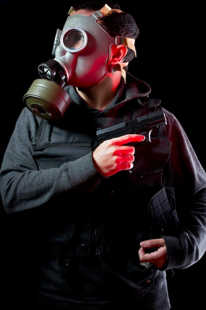 Mann mit Gasmaske und Gewehr