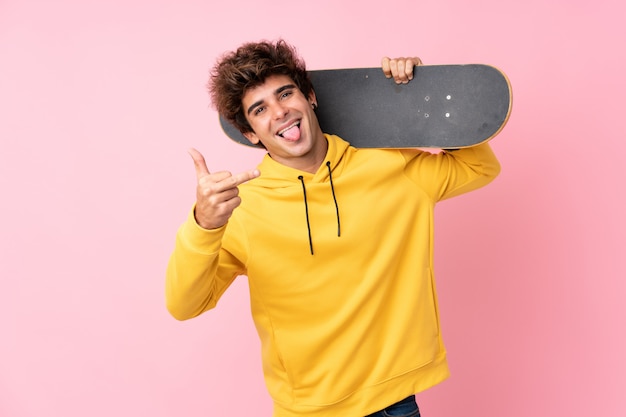 Mann mit gelbem Hoodie und Skateboard