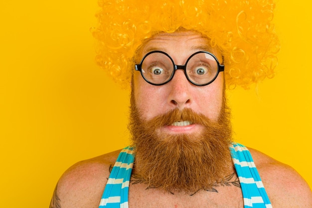 Mann mit gelber Bartperücke und Brille
