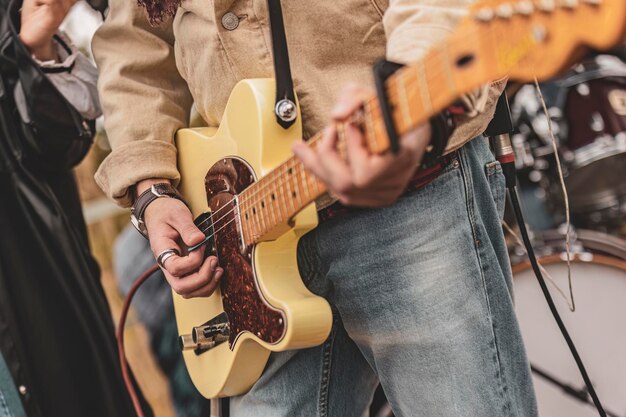 Foto mann mit gelber gitarre