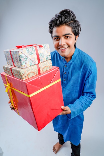 Mann mit Geschenkboxen und Lampe während des Diwali-Festes