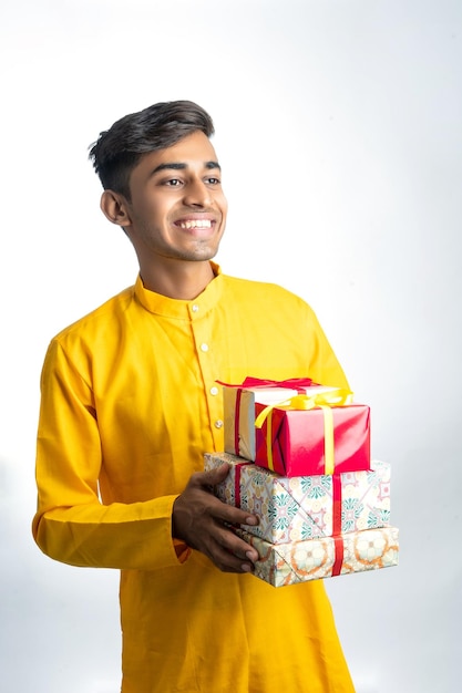 Mann mit Geschenkboxen während des Diwali-Festes