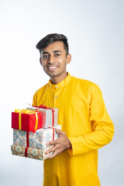 Mann mit Geschenkboxen während des Diwali-Festes