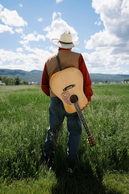 Mann mit Gitarre bereitet sich auf Country-Konzert vor