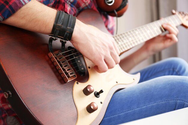 Mann mit Gitarre Nahaufnahme