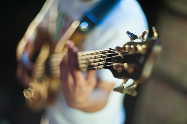 Mann mit Gitarre