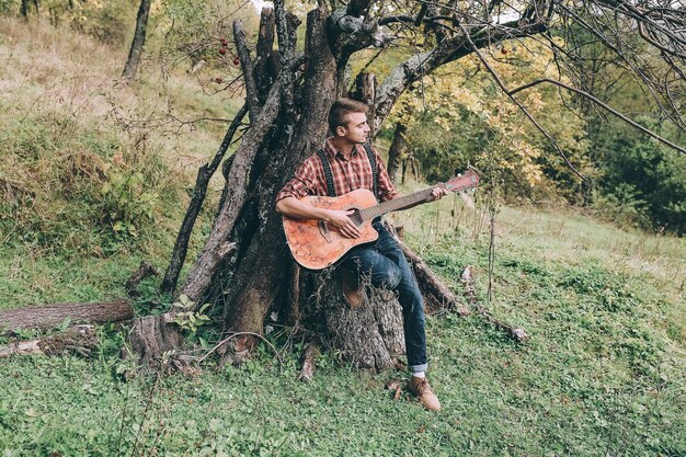 Mann mit Gitarre