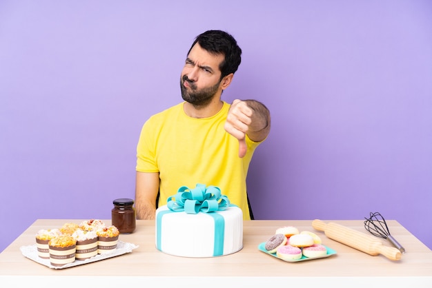 Mann mit großem Kuchen