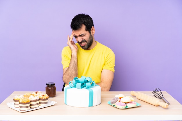 Mann mit großem Kuchen