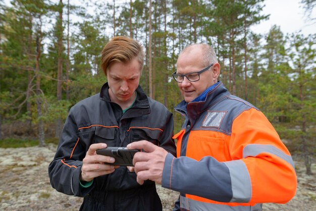 Foto mann mit handy im wald