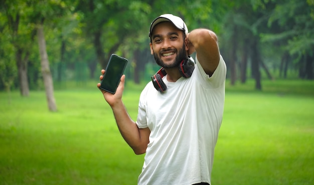 Mann mit Handy und Kopfhörer glücklich