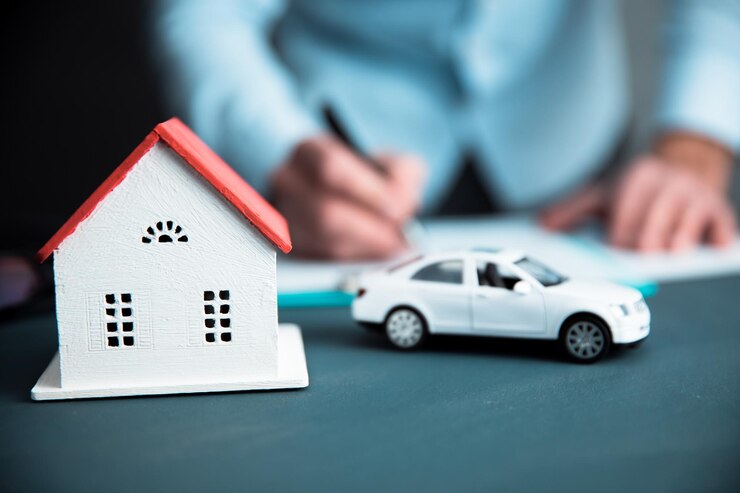 Foto mann mit haus- und automodell