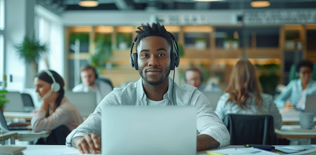 Mann mit Headset am Computertisch