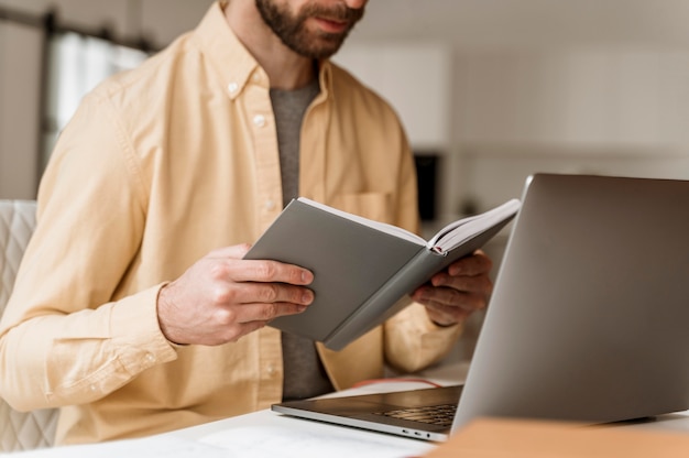 Mann mit Headset, der Videoanruf auf Laptop hat