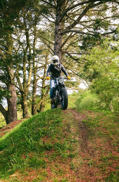 Mann mit Helm auf benutzerdefiniertem Motorrad