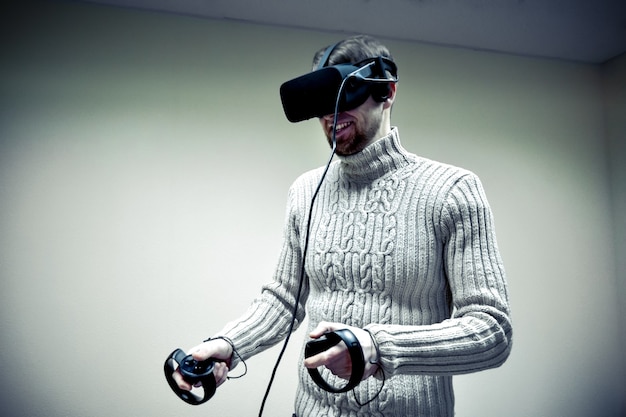 Mann mit Helm Virtual Reality spielt ein Spiel