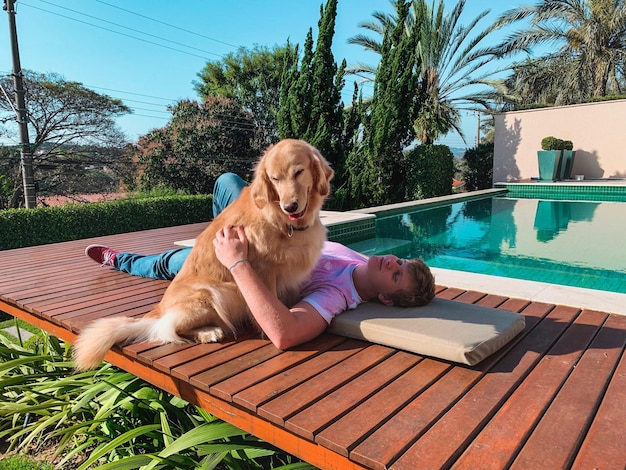 Mann mit Hund am Schwimmbad